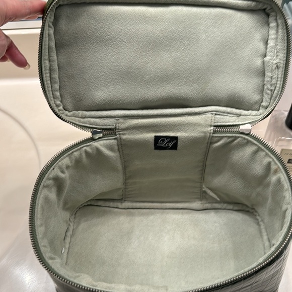 Toiletries case (soft) - Picture 3 of 3